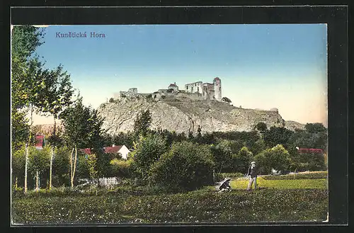 AK Kunetice, Mann auf Feld mit Burg im Hintergrund