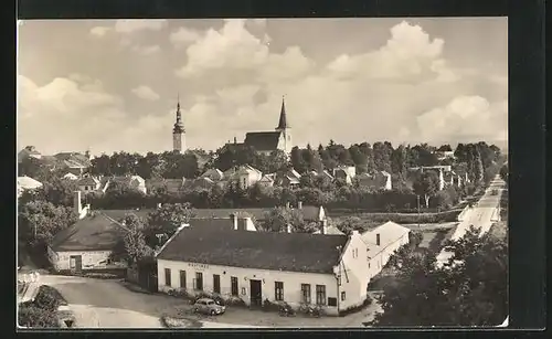 AK Litovel, Gasthaus mit Kirchtürmen im Hintergrund, Hostinec