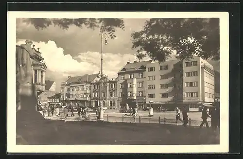 AK Prossnitz /Prostejov, Strassenpartie mit Monument zur Linken