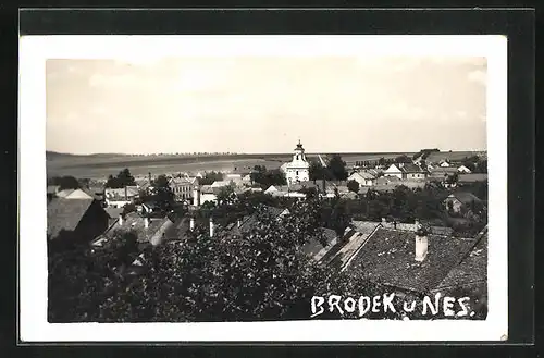 AK Brodek u Nes., Teilansicht mit Wohnhäusern und Kirche