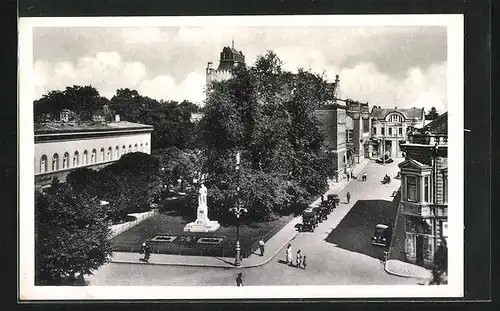 AK Prostejov, Grünanlage mit Denkmal an der Strasse