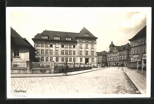 AK Opava, Strassenpartie mit Fussgängern u. Wohnhäusern