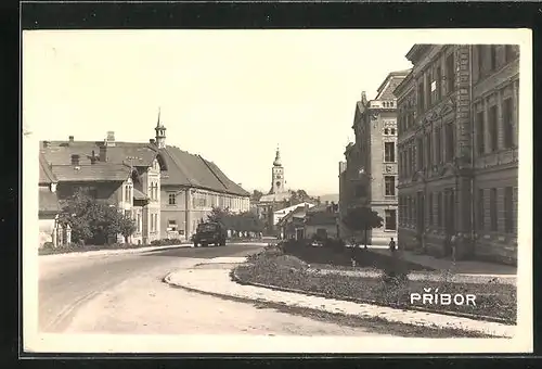 AK Príbor, Strassenpartie mit Blick in Richtung Kirche