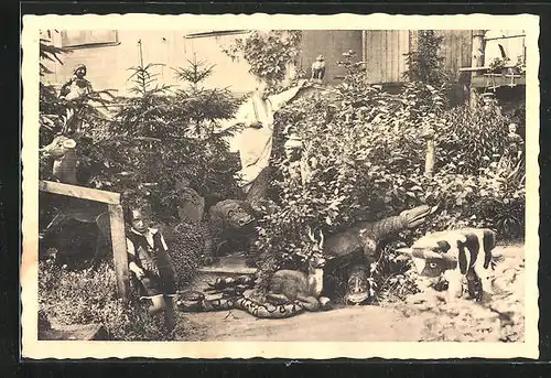 AK Grosswusterwitz, Vater Goetze mit Holzskulpturen