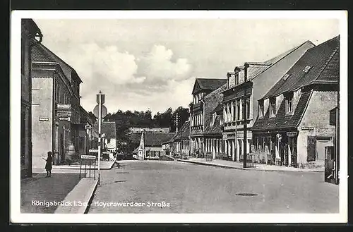 AK Königsbrück i. Sa., Hoyerswerdaer Strasse mit Geschäften