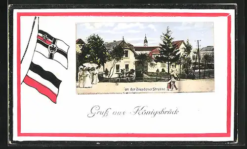 AK Königsbrück, Spaziergänger an der Dresdener Strasse, Kaiserreichsflagge