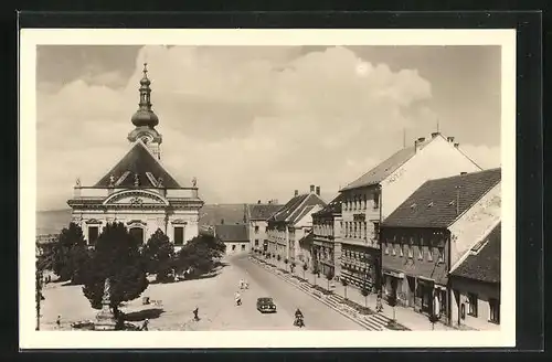 AK Uhersky Brod, Strassenpartie mit Geschäften und Brunnen