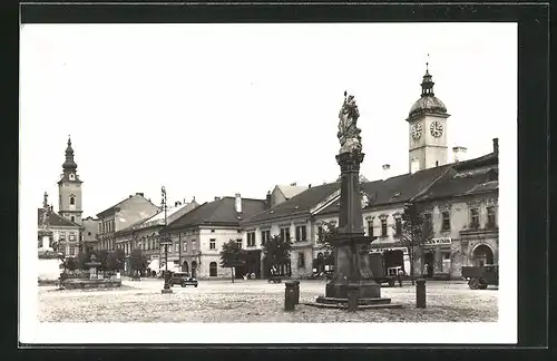 AK Uher. Hradiste, Strassenpartie mit Denkmal und Brunnen