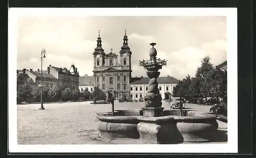 AK Ungarisch Hradisch, Marktplatz mit Kirche und Brunnen