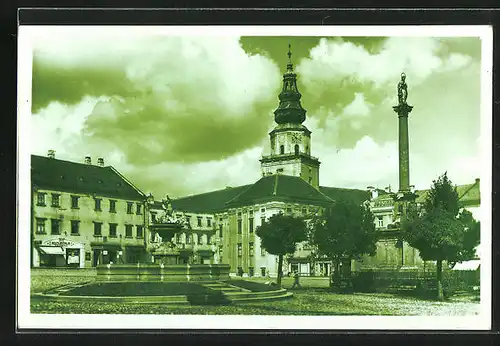 AK Kromeriz, Strassenpartie mit Denkmal und Brunnen