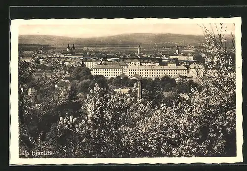 AK Uh. Hradiste, Blick auf Teil des Ortes mit blühenden Bäumen