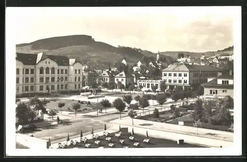 AK Vsetin, Platz mit Restaurantterrasse und Gymnasium