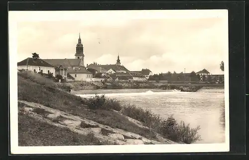 AK Uh. Ostroh, Flusspartie mit Blick zur Kirche