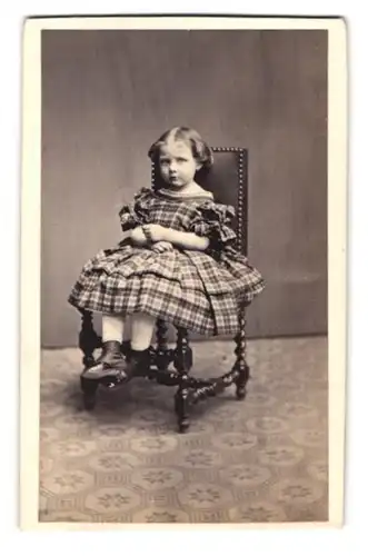 Fotografie Philipp Hoff, Frankfurt / Main, Mädchen im karierten Kleid auf Stuhl sitzend