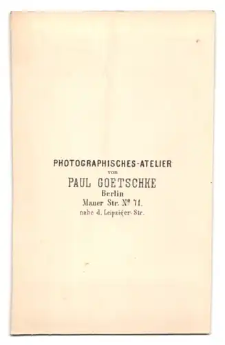 Fotografie Paul Goetschke, Berlin, Mauerstr. 71, Hausfrau im besten Sonntagskleid
