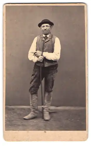 Fotografie Franz Rahl, Münsterberg, Portrait Kutscher mit Hut und Peitsche