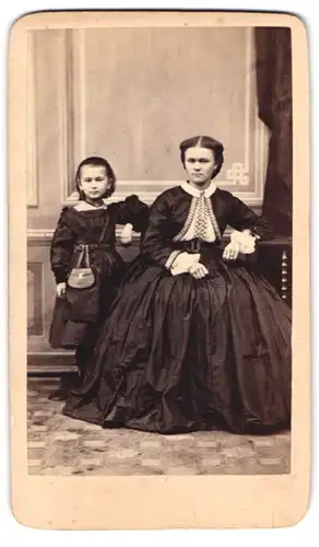 Fotografie unbekannter Fotograf und Ort, Mutter und Tochter im besten Kleid beim Fotograf