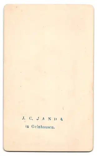 Fotografie J.C. Janda, Gelnhausen, Knabe adrett gekleidet vor Studiokulisse mit Kathedrale