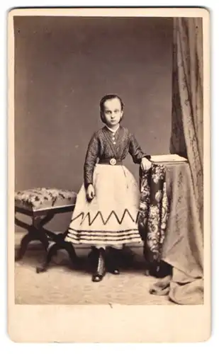 Fotografie A. Rukler, Bamberg, Mädchen im hellen Rock mit dunkler Bluse