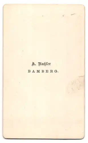Fotografie A. Rukler, Bamberg, Mädchen im hellen Rock mit dunkler Bluse