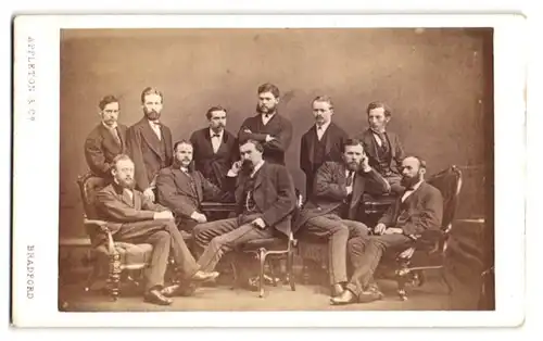 Fotografie Appleton & Co., Bradford, Horton Lane, Gruppe von Herren in Anzügen posieren im Atelier