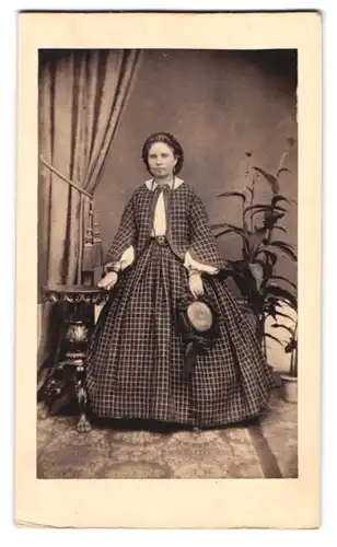 Fotografie unbekannter Fotograf und Ort, Portrait junge Frau im karierten Kleid mit Perlenkette