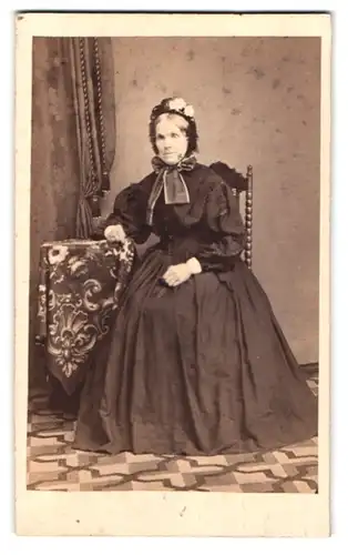 Fotografie H. Hansen, Flensburg, Norden 180, Portrait ältere Dame im Biedermeierkleid mit Haube