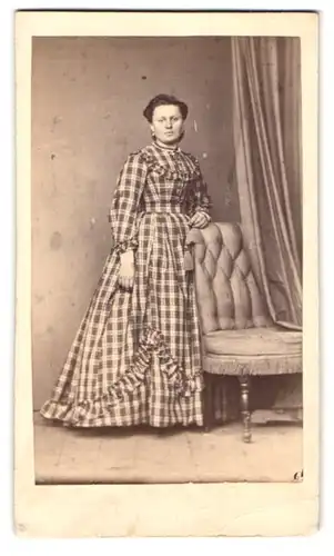 Fotografie Ed. Alisch, Zielenzig / Sulecin, Portrait Dame im feinen karierten Kleid stehend an einem Sessel