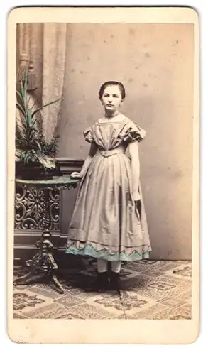 Fotografie M. Ackermann, Goerlitz, Portrait junges Mädchen im hellen Kleid mit Halskette und Ohrringen