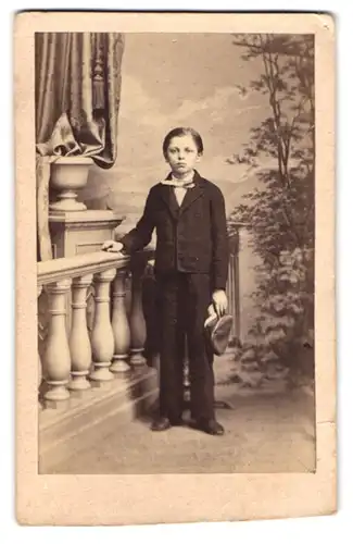 Fotografie Wilhelm Savade, Berlin, Mohren-Str. 58, Portrait Knabe Otto Remin im Anzug mit Fliege