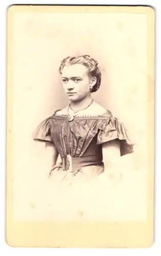 Fotografie Theodor Pinkert, Berlin, gr. Friedrich-Str. 112b, Portrait junge Frau mit Augenfehler im schulterfreien Kleid