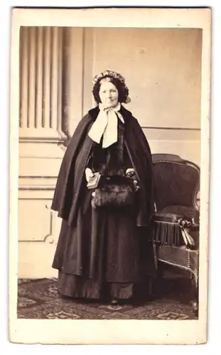 Fotografie Julius Adam, München, Schillerstr. 23, Portrait ältere Dame im Biedermeierkleid mit Muff und Haube