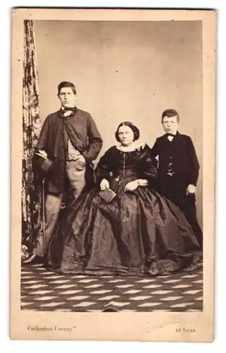 Fotografie Catharina Czerny, Graz, Jakomini Gasse 186, Portrait Mutter mit ihren zwei Söhnen im Atelier, Mutterglück