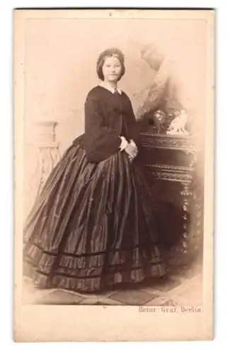 Fotografie Heinr. Graf, Berlin, Gr. Friedrichstr. 165, Portrait Dame im Biedermeierkleid mit Haube im Atelier