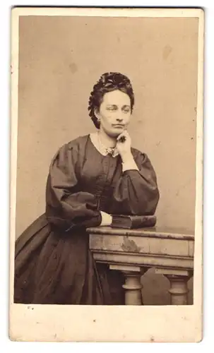 Fotografie Ch. Kusian, Strasbourg, Place Kleber, Portrait Dame im Biedermeierkleid mit Kopfschmuck