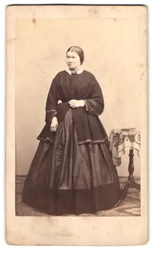 Fotografie G. Steffens, Berlin, Potsdamer Str. 116a, Portrait Frau Brandt im Biedermeierkleid mit Brosche