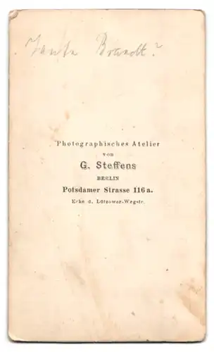 Fotografie G. Steffens, Berlin, Potsdamer Str. 116a, Portrait Frau Brandt im Biedermeierkleid mit Brosche