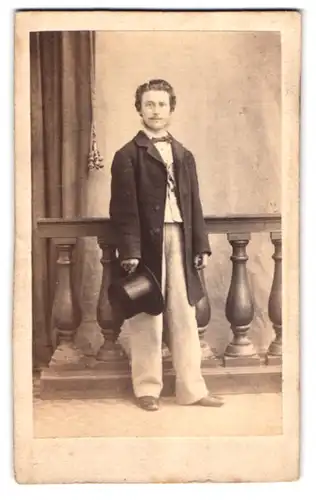 Fotografie Ph. Greiffenhagen, Berlin, Dresdner Str. 78, Portrait junger Mann im Anzug mit Zylinder und Moustache