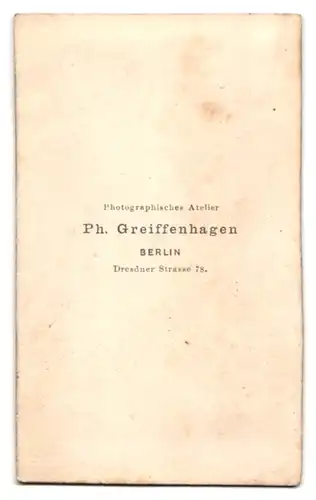 Fotografie Ph. Greiffenhagen, Berlin, Dresdner Str. 78, Portrait junger Mann im Anzug mit Zylinder und Moustache