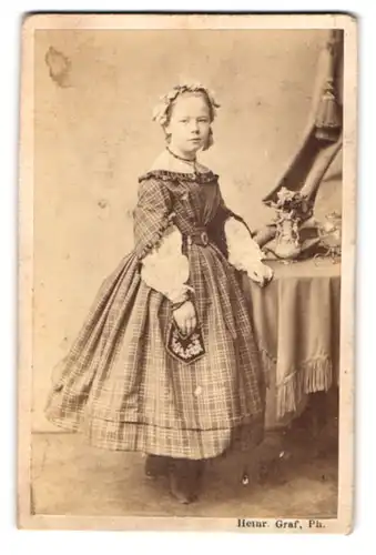 Fotografie Heinr. Graf, Berlin, Gr. Friedrichstr. 165, niedliches Mädchen im schulterfreien Kleid mit Blumen im Haar