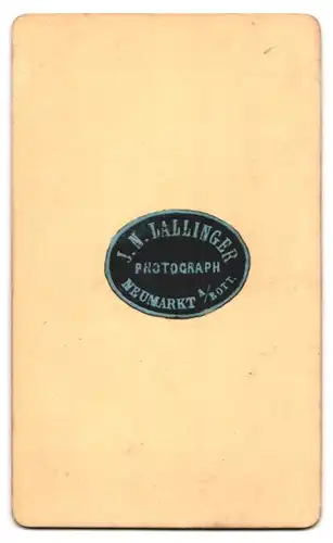 Fotografie J. N. Lallinger, Neumarkt a. Rott., Portrait bayrisches Paar im Trachtenkleid und Anzug