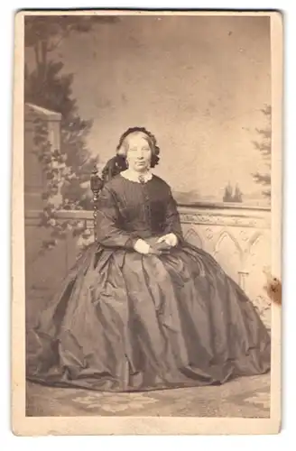 Fotografie unbekannter Fotograf und Ort, Portrait Frau Köster im Reifrock Biedermeierkleid mit Haarschleife