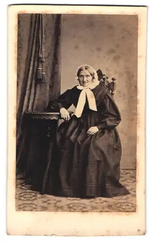 Fotografie Stiehm, Berlin, Jäger-Str. 42, Portrait ältere Dame im Biedermeierkleid mit Haube