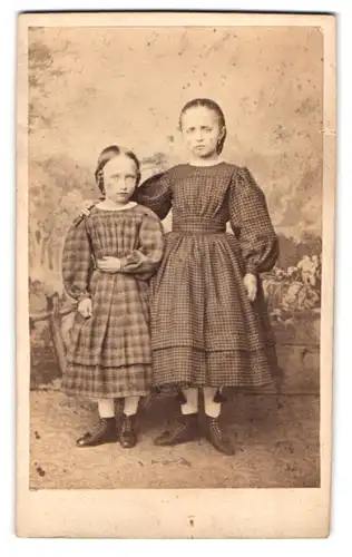 Fotografie unbekannter Fotograf und Ort, Portrait zwei niedliche Mädchen in Sommerkleidern posieren im Atelier