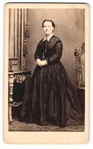 Fotografie H. G. Thiel, Sprottau, Portrait junge Polin im schwarzen Kleid mit Halskette