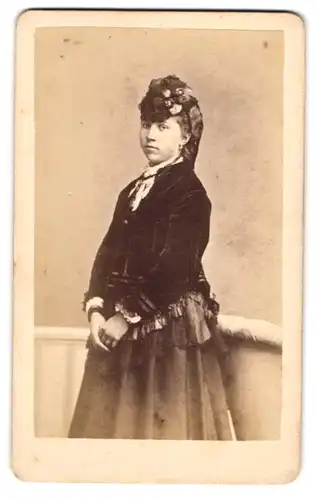 Fotografie C. Engelmann, Dresden, Portrait junge Dame im Biedermeierkleid mit Samtblouson und Hut