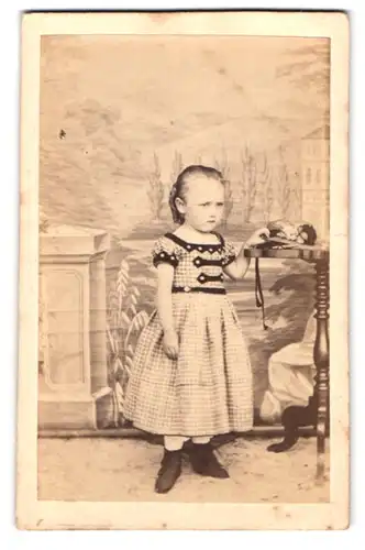 Fotografie unbekannter Fotograf und Ort, Portrait Mädchen Anna Meiners im karierten Kleid mit Sommerhut