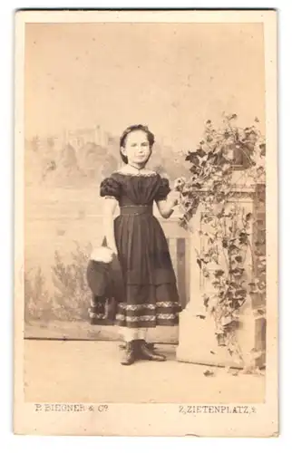 Fotografie P. Biegner & Co., Berlin, Zietenplatz 2, Portrait niedliches Mädchen im schwarzen Kleid mit Sommerhut