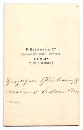 Fotografie P. Biegner & Co., Berlin, Zietenplatz 2, Portrait niedliches Mädchen im schwarzen Kleid mit Sommerhut
