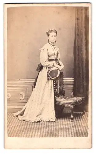 Fotografie unbekannter Fotograf und Ort, Portrait junge Dame im hellen Biedermeierkleid mit Sommerhut und Kruzifix